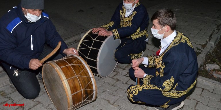KARS - Ramazan davulcuları mesaiye başladı1