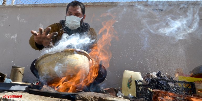 Seyyar kalaycı unutulmaya yüz tutmuş mesleğini şehir şehir gezerek yaşatıyor