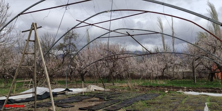 Kars'ta şiddetli rüzgar hasara neden oldu