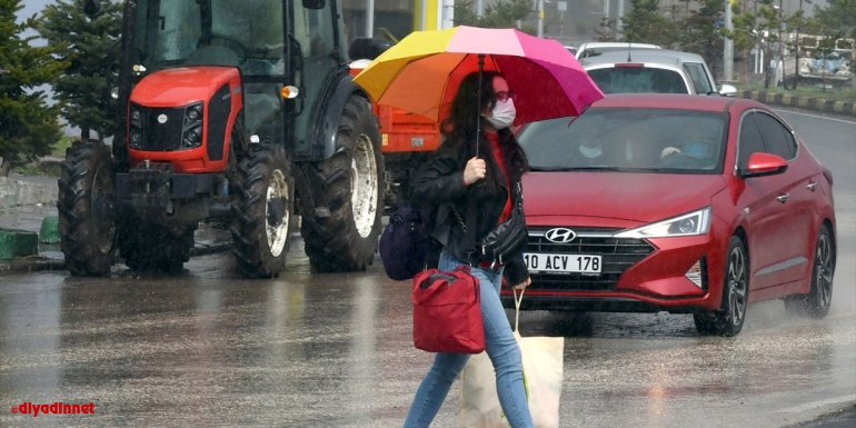 Kars'ta şiddetli sağanak sürücüler ile yayalara zor anlar yaşattı