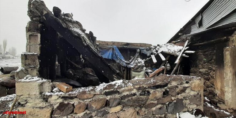 Kars'ta ekmek pişirirken çöken tandırlığın enkazı altında kalan 2 kadın yaralandı