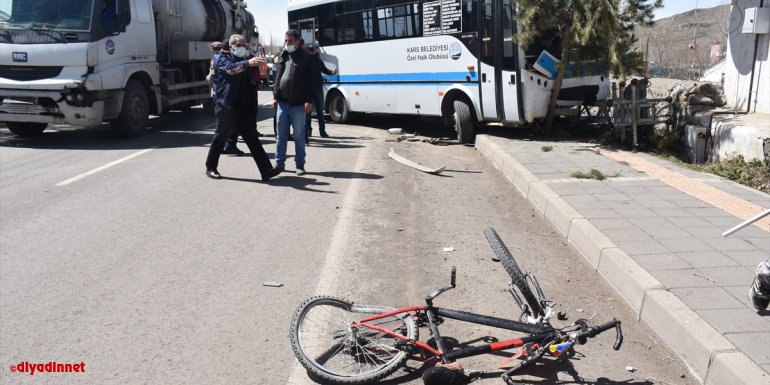 Kars'ta halk otobüsü önce bisikletliye ardından elektrik direğine çarptı: 2 yaralı