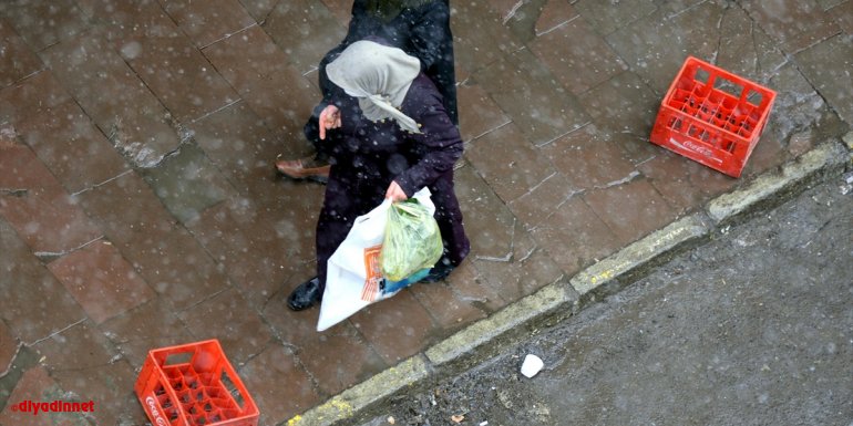 Kars ve Ardahan'da nisanda kar etkili oldu