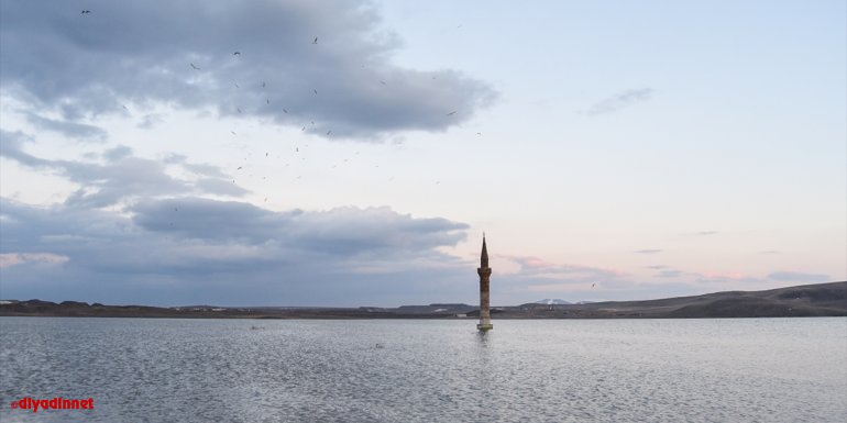 Kars'ta yükselen baraj sularının altında kalan cami ve minareler ilgi çekiyor