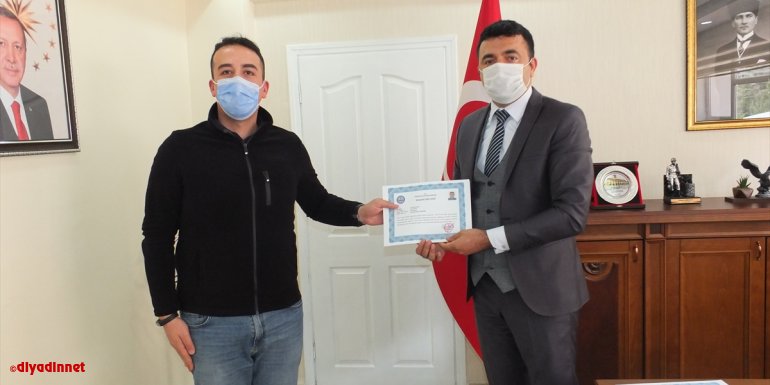 Keban Kaymakam Akbulut, polislere başarı belgesi verdi