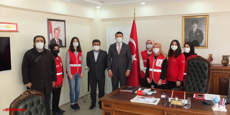 Keban Kaymakamı Akbulut'u, Genç Kızılay üyeleri ziyaret etti