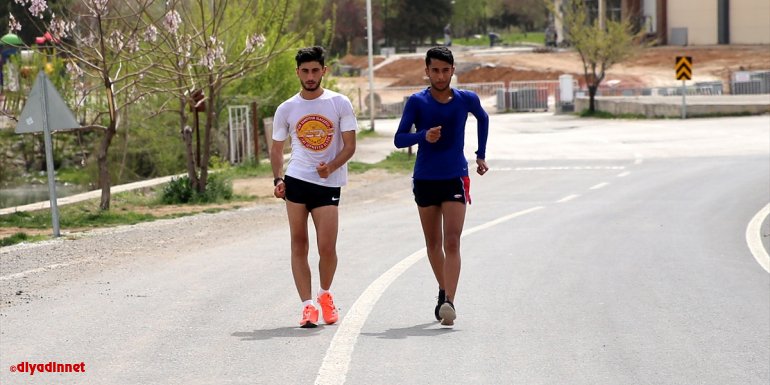Balkan Şampiyonası'nda biri şampiyon diğeri ikinci olan yürüyüşçü kuzenlerin hedefi büyük