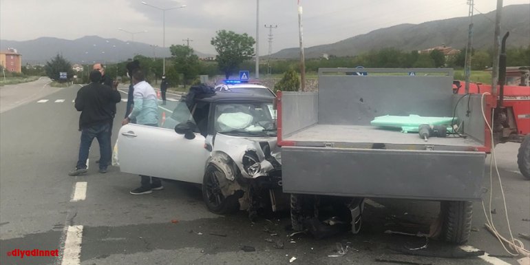 Malatya'da otomobille traktör çarpıştı: 3 yaralı
