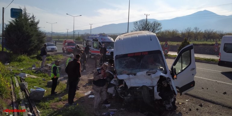 Malatya'da yolcu minibüsü bariyerlere çarptı: 8 yaralı