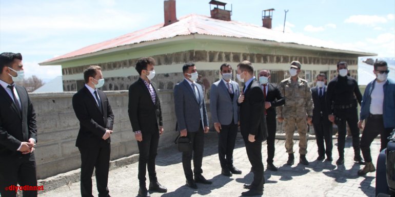 Malazgirt Kaymakamı Demirer'den köy okuluna ziyaret