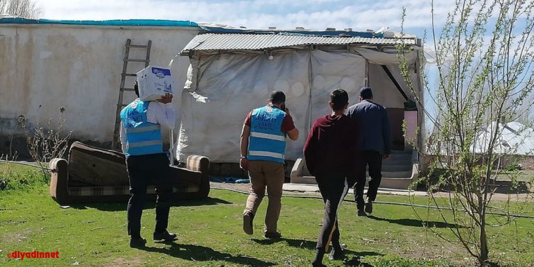 Malazgirt'te ihtiyaç sahibi ailelere gıda yardımı