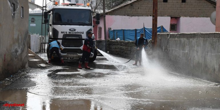 Muş Belediyesi cadde ve sokaklarda bahar temizliği yapıyor