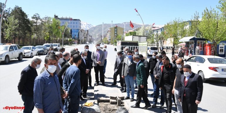 Muş Belediyesi İstasyon Caddesi'nde peyzaj çalışması başlattı