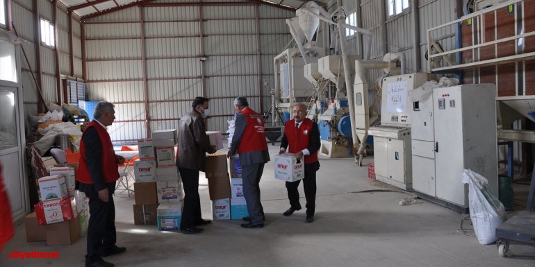 Bulanık'ta ihtiyaç sahibi ailelere gıda yardımında bulunuldu