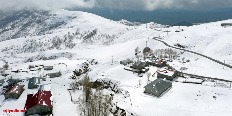Muş'un yüksek kesimlerindeki köyler beyaza büründü