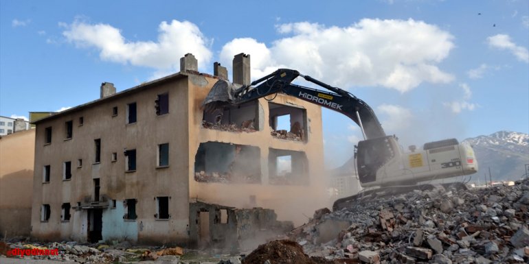 Muş'ta kentsel dönüşüm kapsamında 112 dairenin yıkımına başlandı