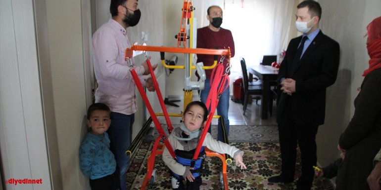 Malazgirt Kaymakamı Demirer, serebral palsili çocuğa uzay terapi sistemi aldı