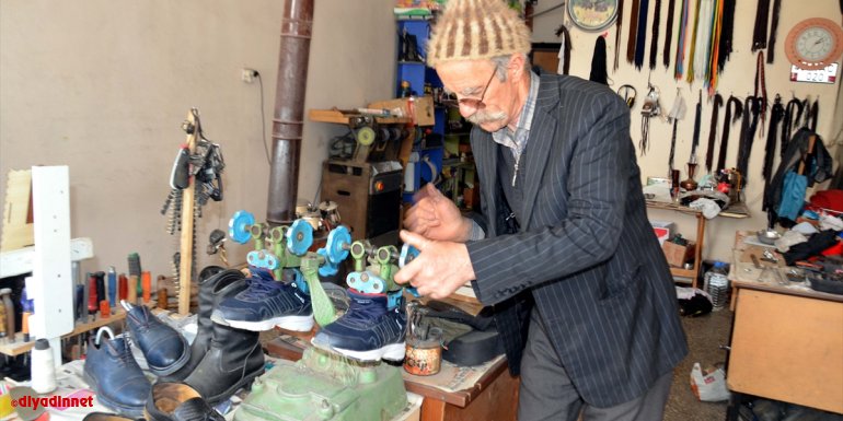 Muş'ta 66 yaşındaki usta, 46 yıldır ayakkabı tamir ederek ailesini geçindiriyor