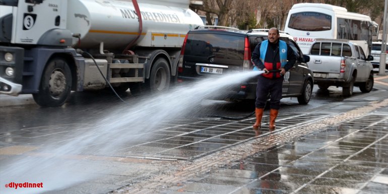 Muş'ta cadde ve sokaklarda temizlik çalışmaları devam ediyor