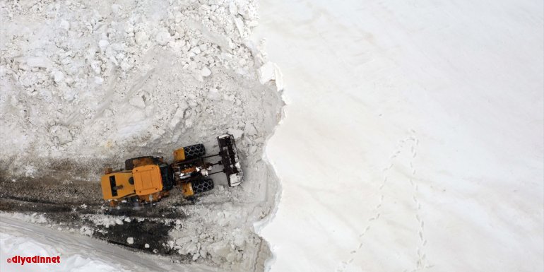 Muş'ta karla mücadele ekipleri, nisanda metrelerce karla kaplı köy yollarını açmaya çalışıyor