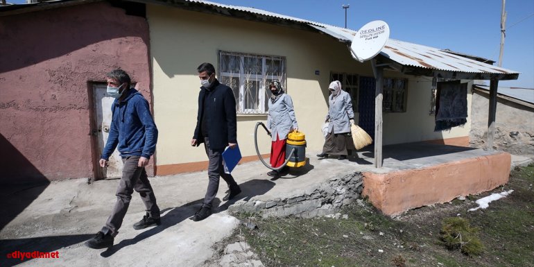 Muş'ta "vefa" ekibi, en ücra köylerde evlerini temizlediği yaşlıların gönlüne dokunuyor