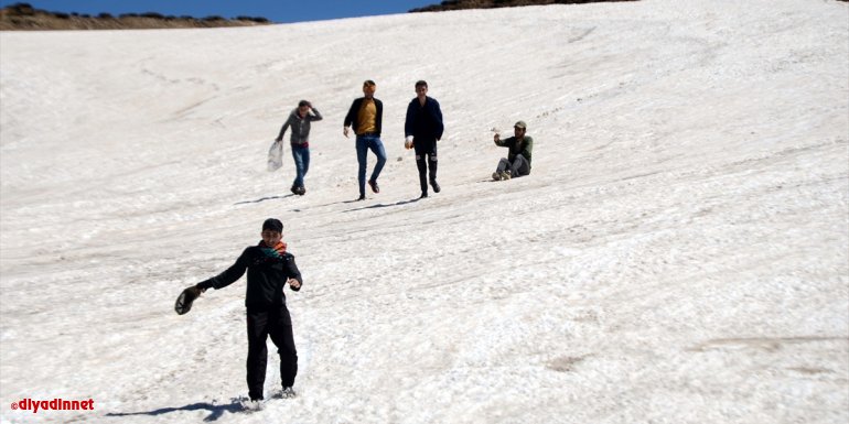 Muşlu gençler nisan ayında naylonlarla kaymanın keyfini yaşadı