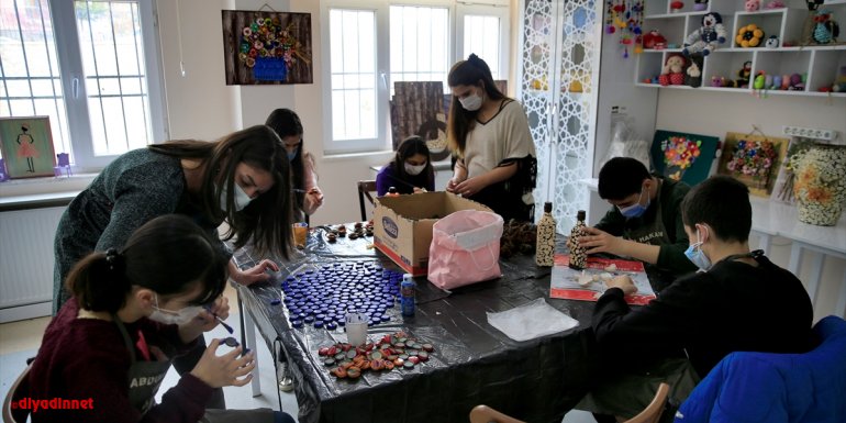 Özel öğrenciler Sıfır Atık Projesine destek için atık malzemeleri hediyelik ürünlere dönüştürüyor