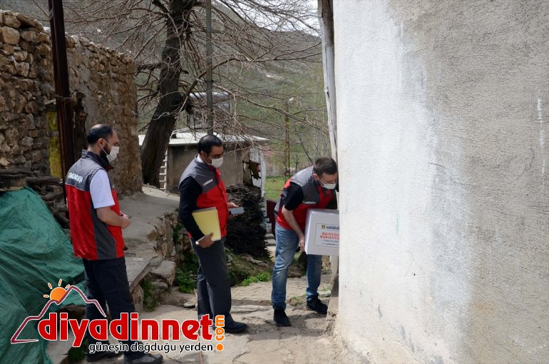 Sadakataşı aileye 100 Derneği kolisi yardım dağıttı Bitlis