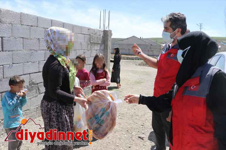 Sadakataşı Derneği gönüllüleri Ağrı da ihtiyaç sahiplerine yardımda bulundu2