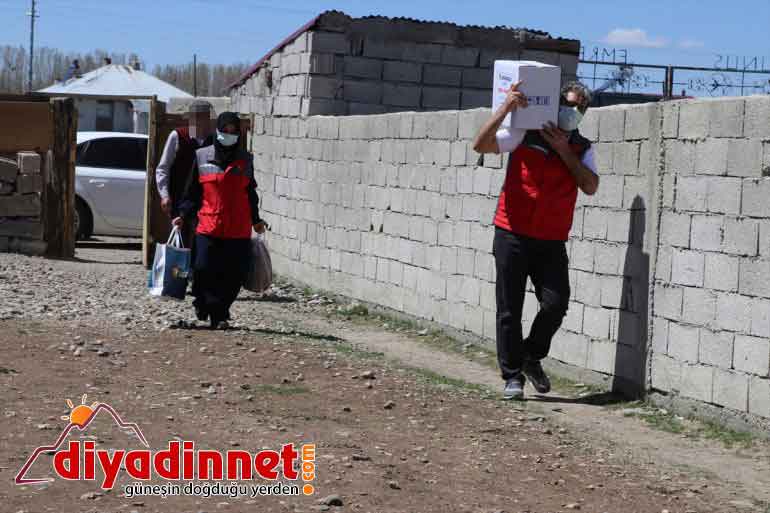 Sadakataşı Derneği gönüllüleri Ağrı da ihtiyaç sahiplerine yardımda bulundu13