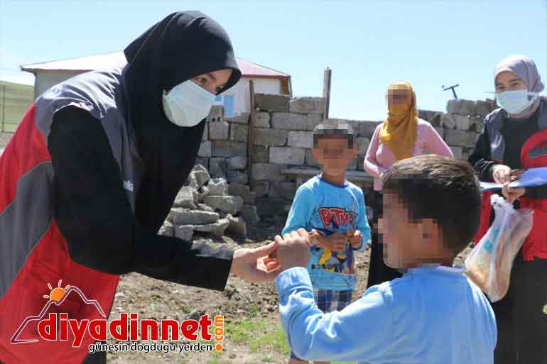 Sadakataşı Derneği gönüllüleri Ağrı da ihtiyaç sahiplerine yardımda bulundu17