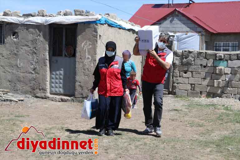 Sadakataşı Derneği gönüllüleri Ağrı da ihtiyaç sahiplerine yardımda bulundu18