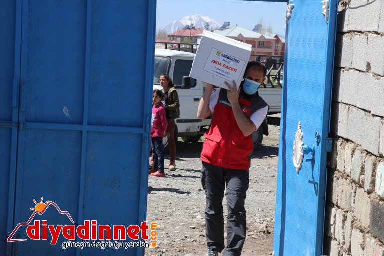 Sadakataşı Derneği gönüllüleri Ağrı da ihtiyaç sahiplerine yardımda bulundu3
