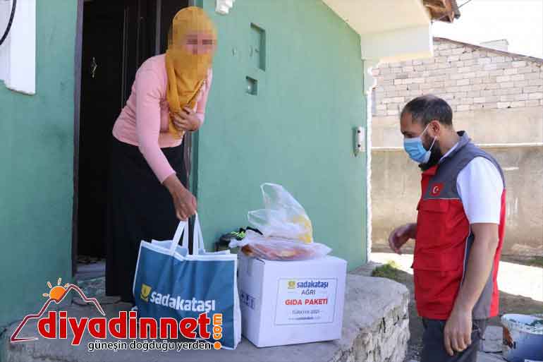 Sadakataşı Derneği gönüllüleri Ağrı da ihtiyaç sahiplerine yardımda bulundu4
