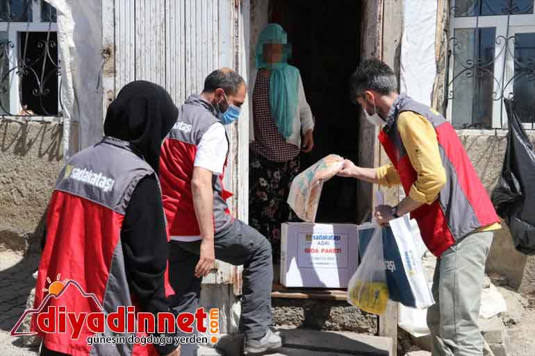Sadakataşı Derneği gönüllüleri Ağrı da ihtiyaç sahiplerine yardımda bulundu5