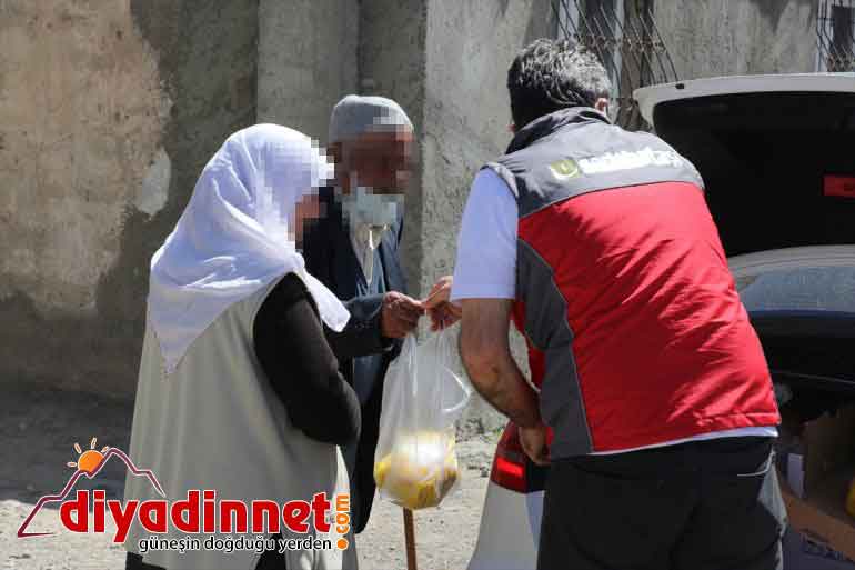 Sadakataşı Derneği gönüllüleri Ağrı da ihtiyaç sahiplerine yardımda bulundu10