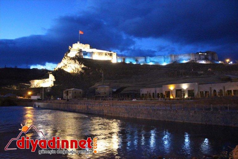 Tarihi Kars Kalesi otizme dikkati çekmek için mavi renkle ışıklandırıldı