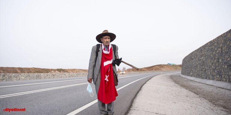 Tuncelili "Robinson Ziya"dan Türk bayrağı eşliğinde şiddete karşı yürüyüş