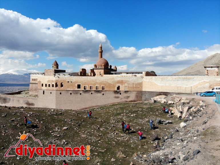 çöplerden çevresini Paşa İshak tarihi gönüllüleri, Sarayı Türk Kızılay arındırdı 15