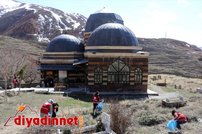 Sarayı Türk Kızılay çöplerden gönüllüleri, tarihi çevresini Paşa İshak arındırdı 16