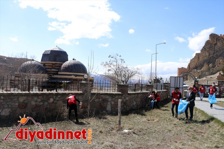 İshak Paşa çöplerden arındırdı tarihi Sarayı çevresini Kızılay gönüllüleri, Türk 3
