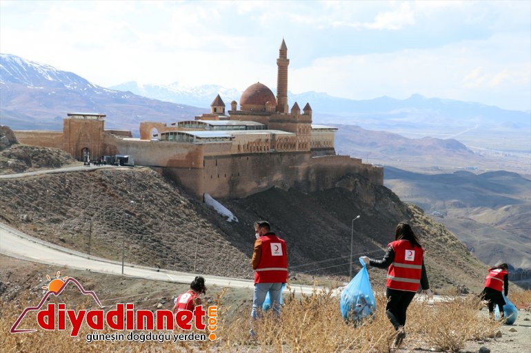 İshak Paşa çevresini Türk Sarayı çöplerden arındırdı Kızılay tarihi gönüllüleri, 4