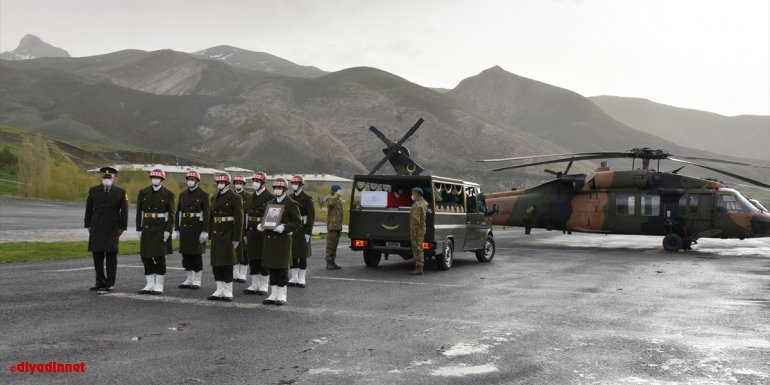 Pençe-Yıldırım Operasyonu'nda şehit olan asker için Hakkari'de tören düzenlendi