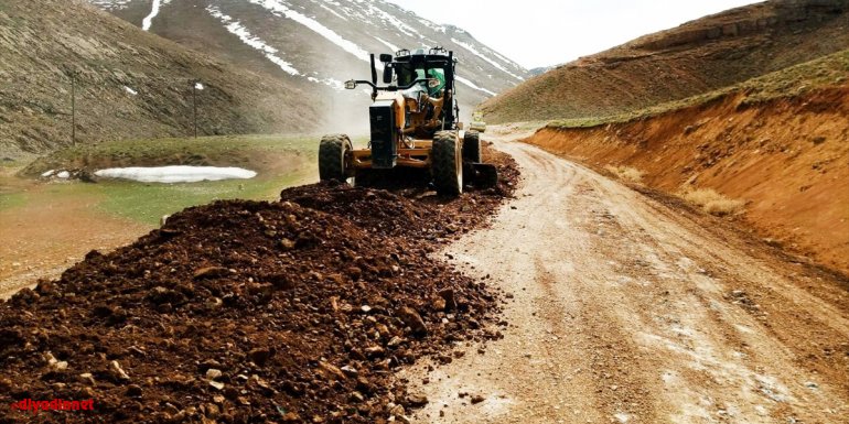 Van Büyükşehir Belediyesinin yol yapım çalışmaları devam ediyor