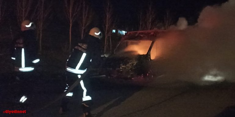 Van'da seyir halindeki minibüs yandı