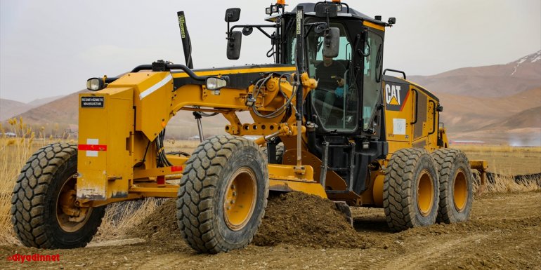Gürpınar'da yol yapım çalışmaları devam ediyor