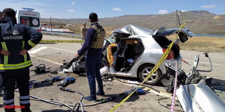 VAN - Otomobille kamyonetin çarpışması sonucu 1 kişi öldü, 2 kişi yaralandı1