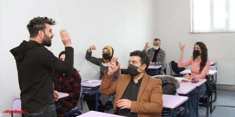 Saray ilçesinde açılan "işaret dili kursu" ilgi görüyor