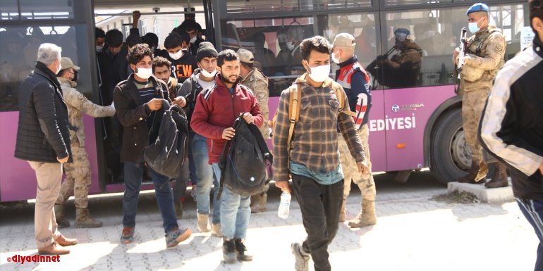 VAN - Tır dorsesinde 218 düzensiz göçmen yakalandı1