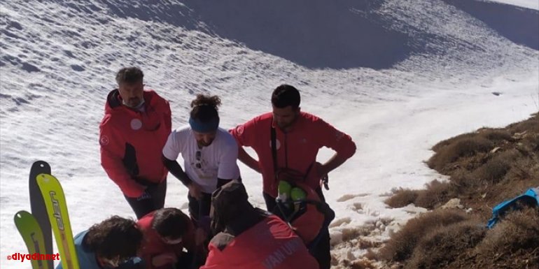VAN - Tırmanış sırasında ayağı burkulan kayakçı kurtarıldı1